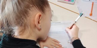 Besançon. La laïcité, comment la défendre et en parler ? Jeune fille qui note sur une feuille