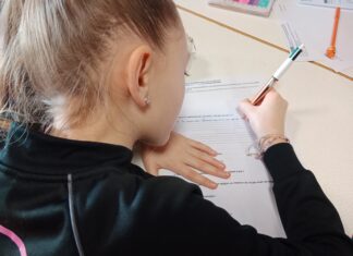 Jeune fille qui note sur une feuille