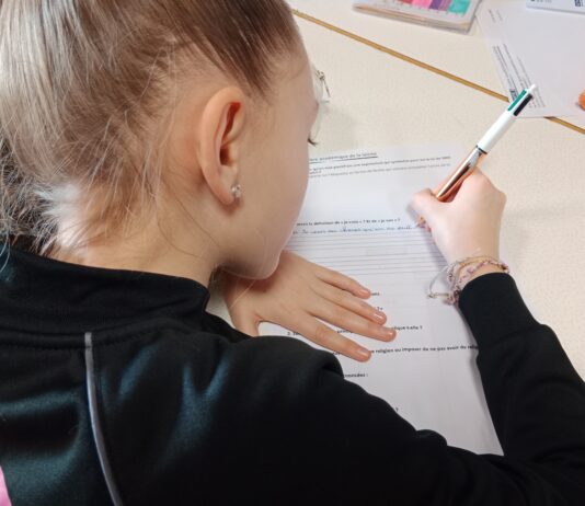 Besançon. La laïcité, comment la défendre et en parler ? Jeune fille qui note sur une feuille