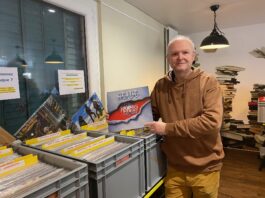 Patrick Racle avec un vinyle