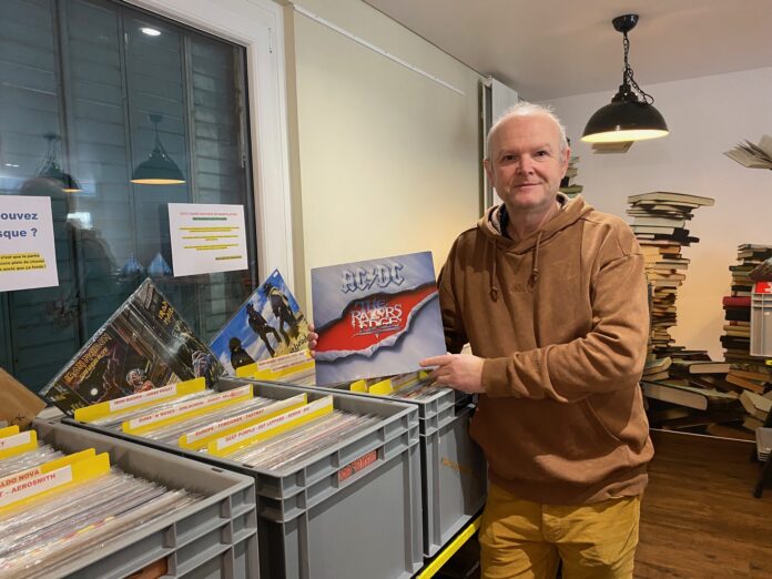 Patrick Racle Patrick Racle avec un vinyle