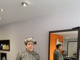 Margaret Flajoulot dans son salon de coiffure