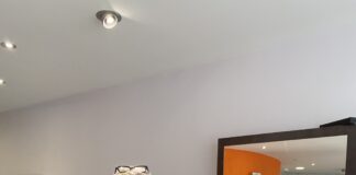 Margaret Flajoulot dans son salon de coiffure