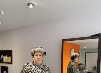 Margaret Flajoulot dans son salon de coiffure