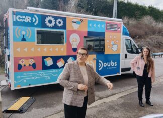 Grand Besançon. Icar, un bus pour développer la culture numérique des habitants Christine Bouquin devant le bus ICAR