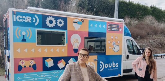 Grand Besançon. Icar, un bus pour développer la culture numérique des habitants Christine Bouquin devant le bus ICAR
