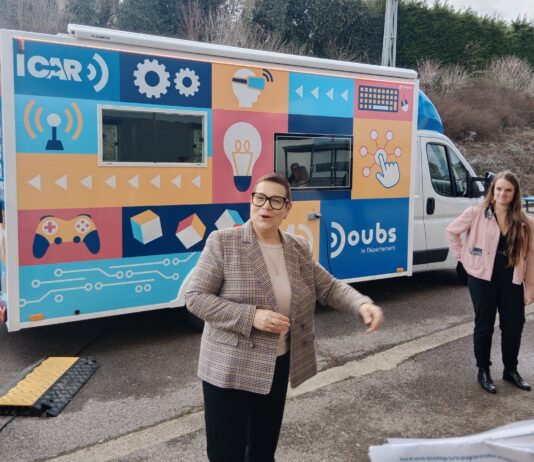 Christine Bouquin devant le bus ICAR