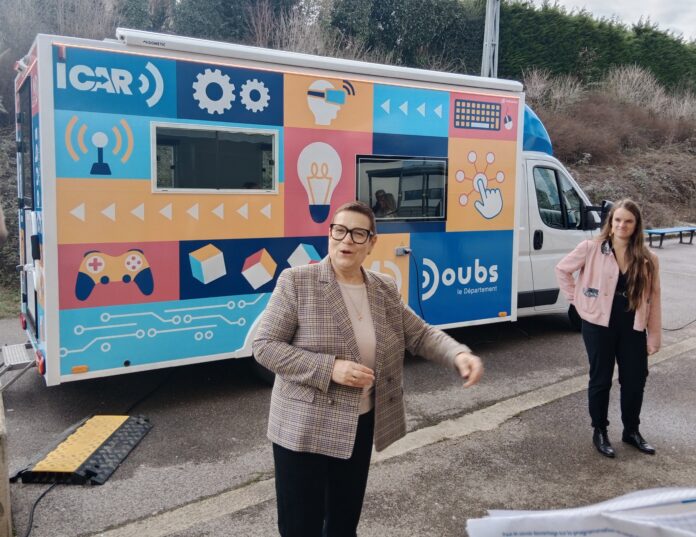 Doubs. Lancement du Icar numérique Christine Bouquin devant le bus ICAR