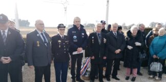 Grand Besançon. Un 81ème hommage aux héros du crash de Fontain habitants de Fontain, des élus, présidents d’associations d’anciens combattants et la nouvelle Major de la gendarmerie de Tarragnoz