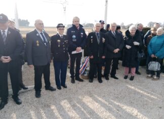 Grand Besançon. Un 81ème hommage aux héros du crash de Fontain habitants de Fontain, des élus, présidents d’associations d’anciens combattants et la nouvelle Major de la gendarmerie de Tarragnoz