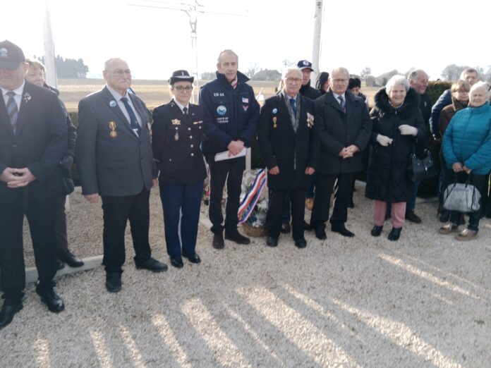 Anniversaire crash de Fontain habitants de Fontain, des élus, présidents d’associations d’anciens combattants et la nouvelle Major de la gendarmerie de Tarragnoz