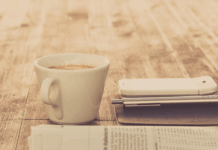 Illustration d'un journal avec un café