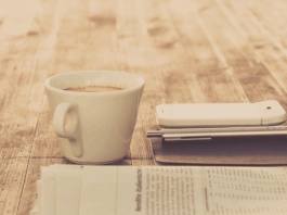 Illustration d'un journal avec un café