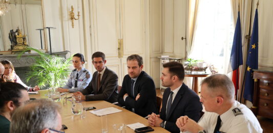 La colonelle Élodie Montet, le procureur de Besançon Cédric Logelin, le préfet du Doubs Rémi Bastille, le procureur de Montbéliard Paul-Édouard Lallois et le directeur de la police départemental Laurent Perraut