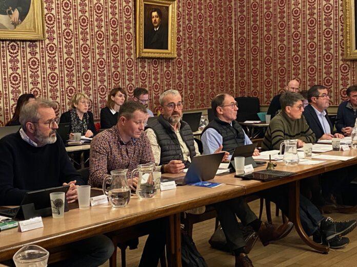 Patrick Genre (au centre) animait son dernier conseil municipal