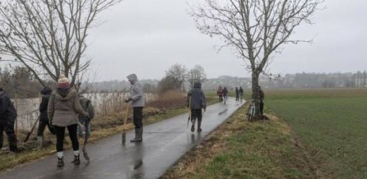 Grand Besançon. Saint-Vit : Un « Chantier participatif » bien suivi malgré un ciel pluvieux les bénévoles en action