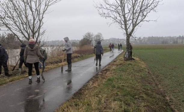 plantation haies biodiversité Saint-Vit les bénévoles en action