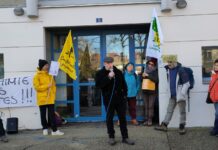 une cinquantaine de manifestants devant la permanence d'Eric Liégeon