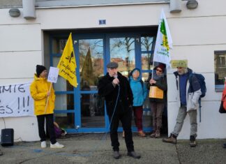 une cinquantaine de manifestants devant la permanence d'Eric Liégeon