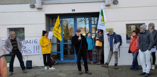 une cinquantaine de manifestants devant la permanence d'Eric Liégeon
