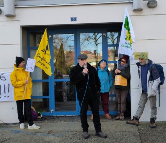 une cinquantaine de manifestants devant la permanence d'Eric Liégeon