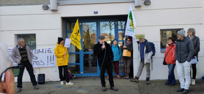 une cinquantaine de manifestants devant la permanence d'Eric Liégeon