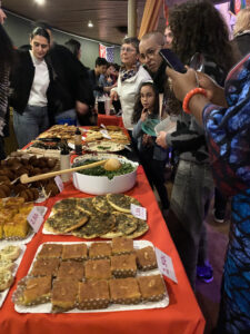 Stand culinaire animé lors du Tour du monde en 80 plats à Besançon, des visiteurs dégustent diverses spécialités.