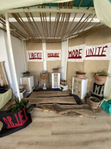 Installation artistique dans la galerie d