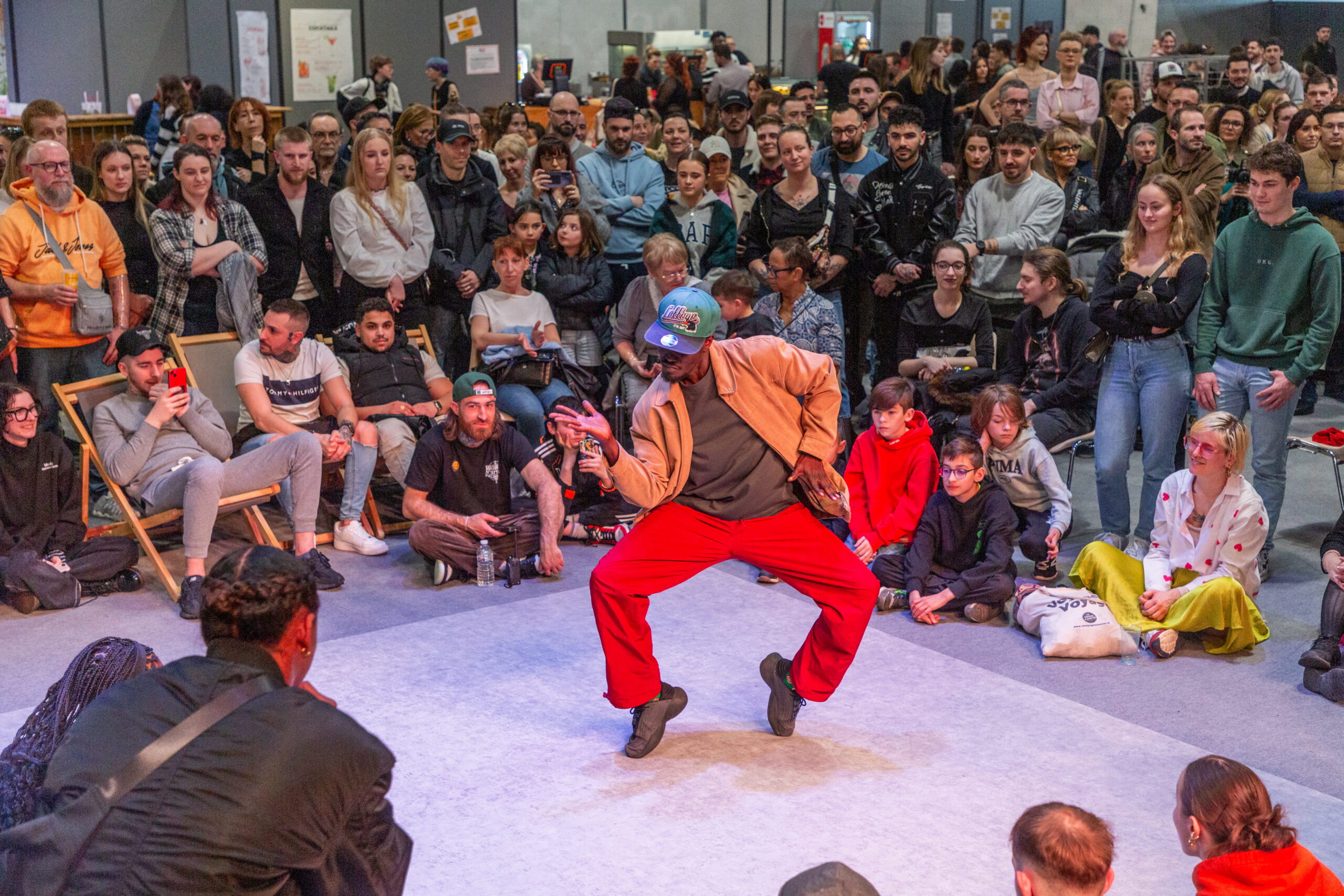 Scène du Besançon International Tattoo Show avec visiteurs et tatoueurs