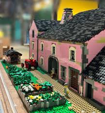 Sept maquettes originales constituées en briques Lego visibles au musée des Maisons Comtoises