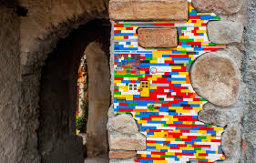 Œuvre représentant le projet Dispatchwork avec des briques Lego réparant un mur