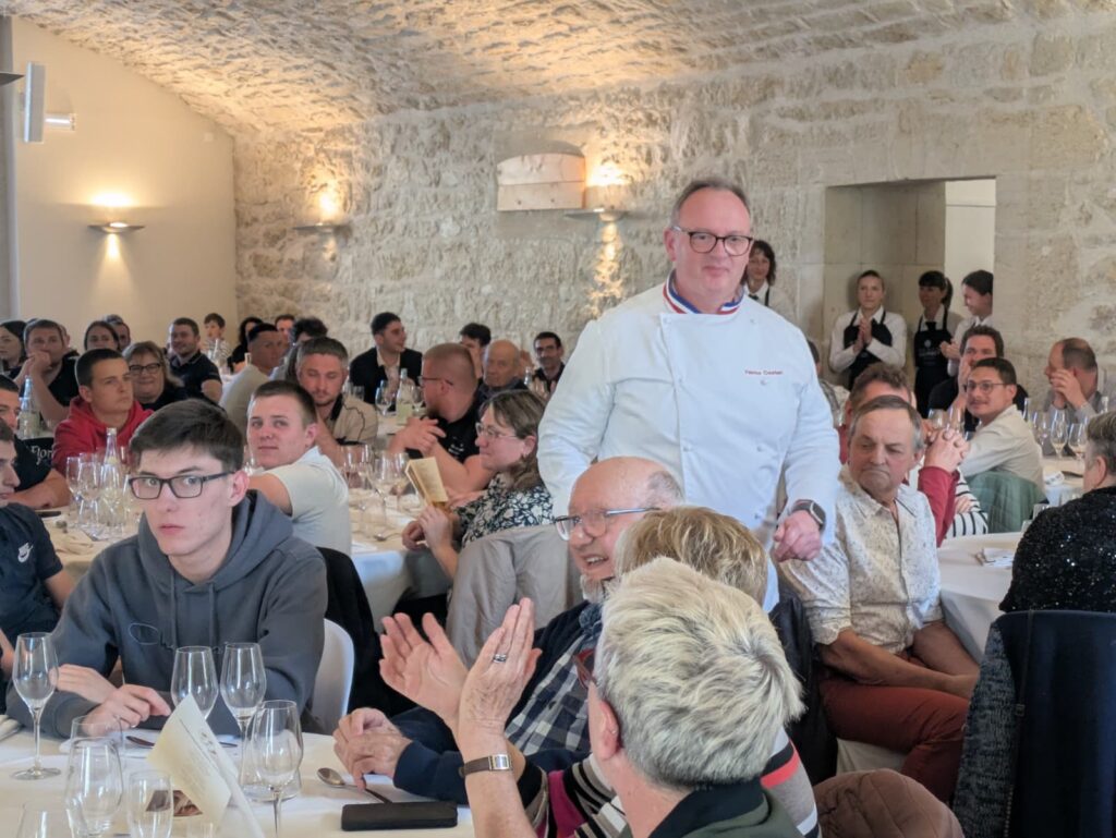 Chef cuisinier en tenue préparant le repas festif