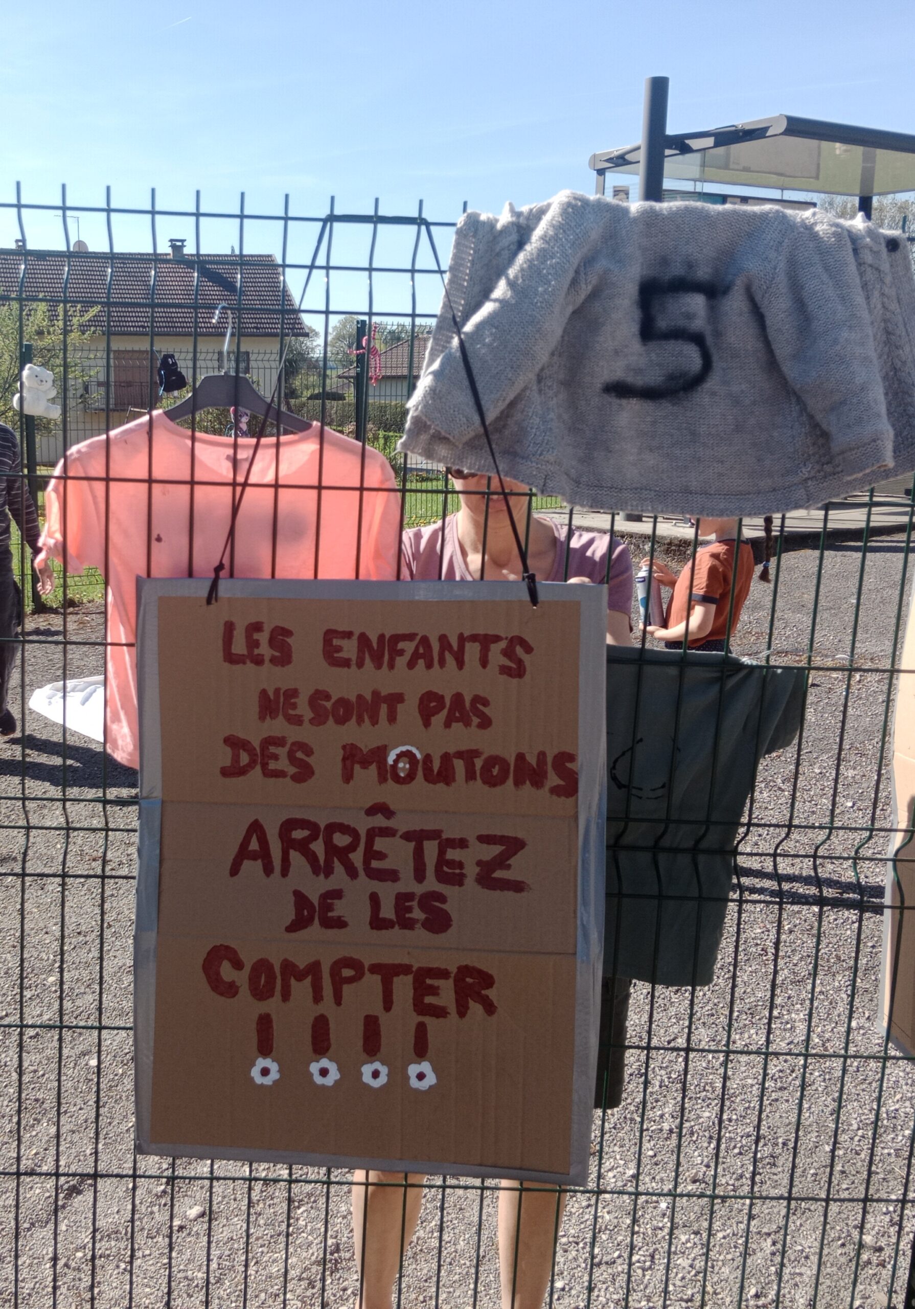 Parents d’élèves réunis devant l’école de Fontain