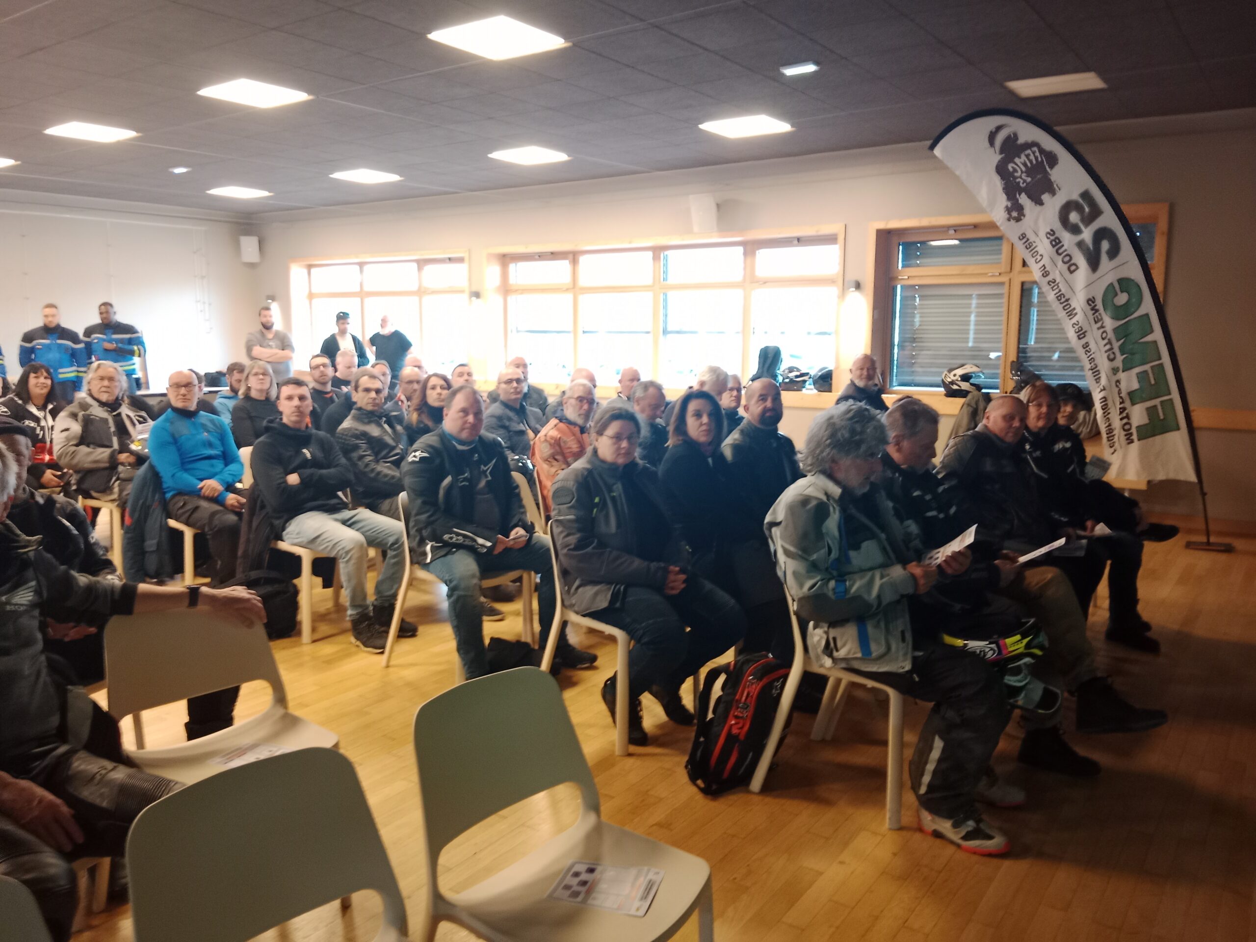Motards rassemblés pour sensibilisation sécurité routière dans le Doubs