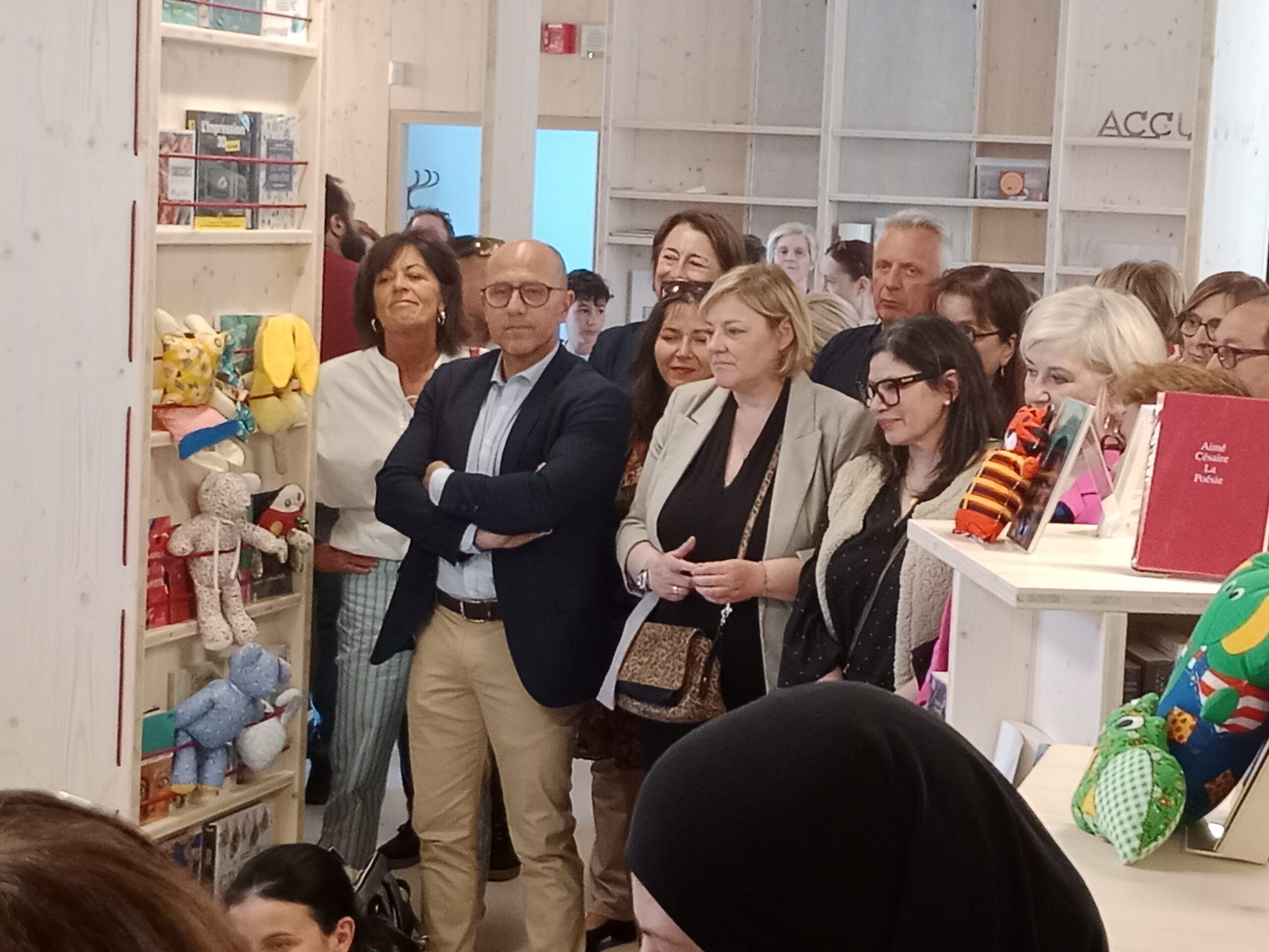 Médiathèque Aimé Césaire, intérieur bois et baies vitrées