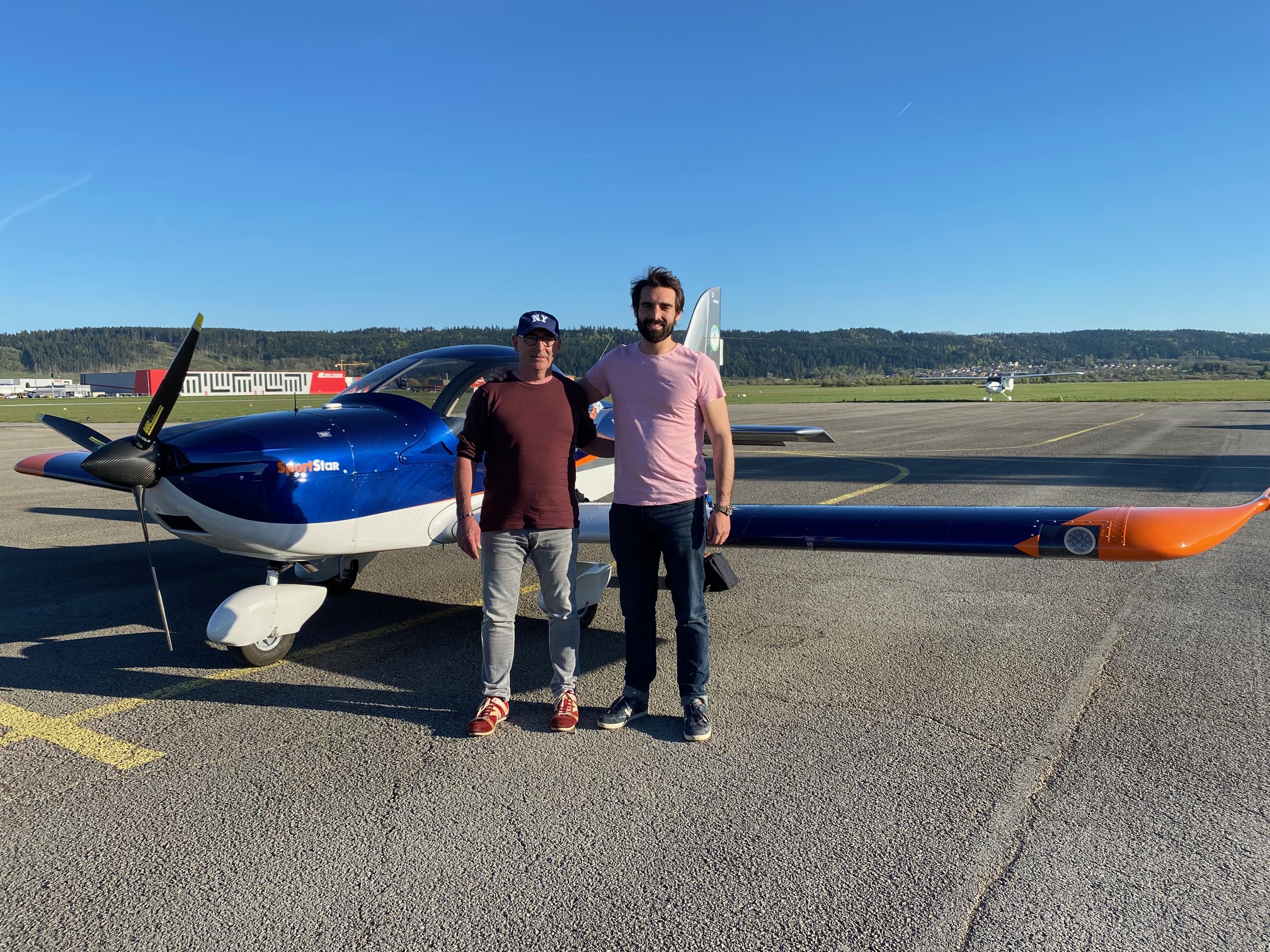 Avion léger SportStar sur piste d’aérodrome