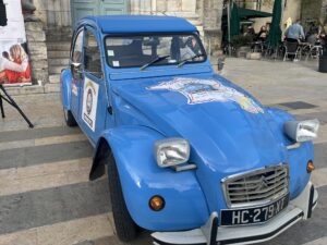 2CV bleue de 1978 à Besançon pour sensibiliser à la maladie de Parkinson en France.