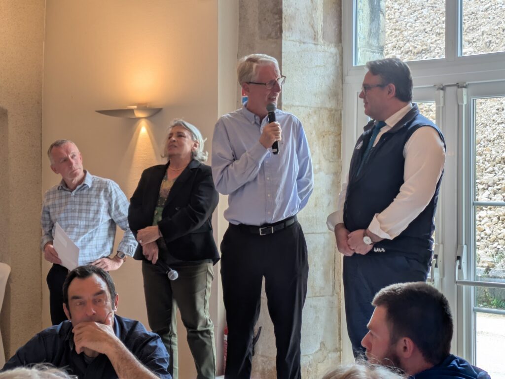 Élus et responsables posant lors du repas au Fort