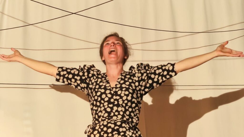 Comédienne sur scène dans la pièce Suzanne