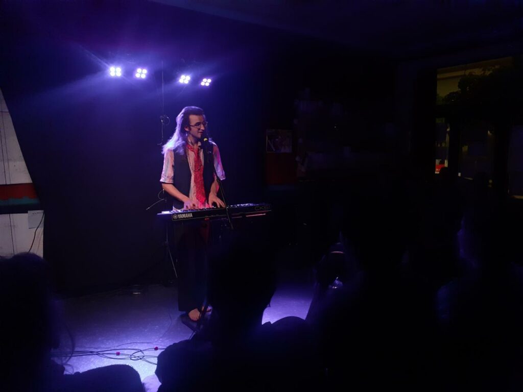 Musicien jouant au clavier lors d’un concert intimiste