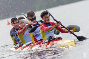 Jeune espoir kayak régional en compétition avec son équipage.