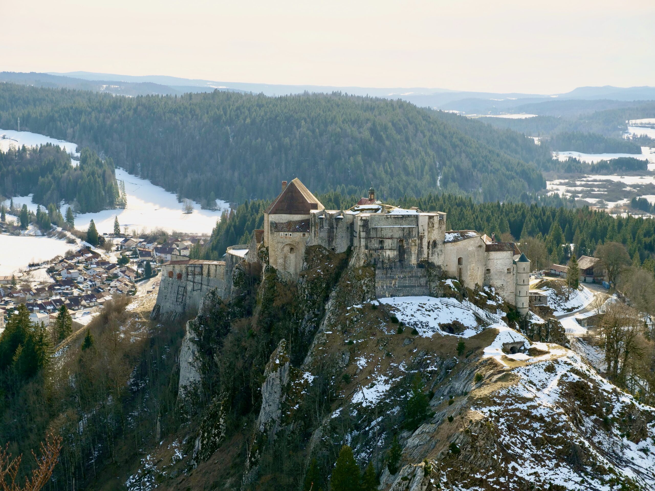 Château de Joux, forteresse en pierre vue extérieure