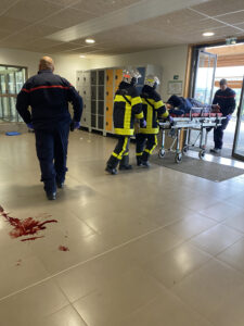 Forces de secours et gendarmes lors simulation attentat collège