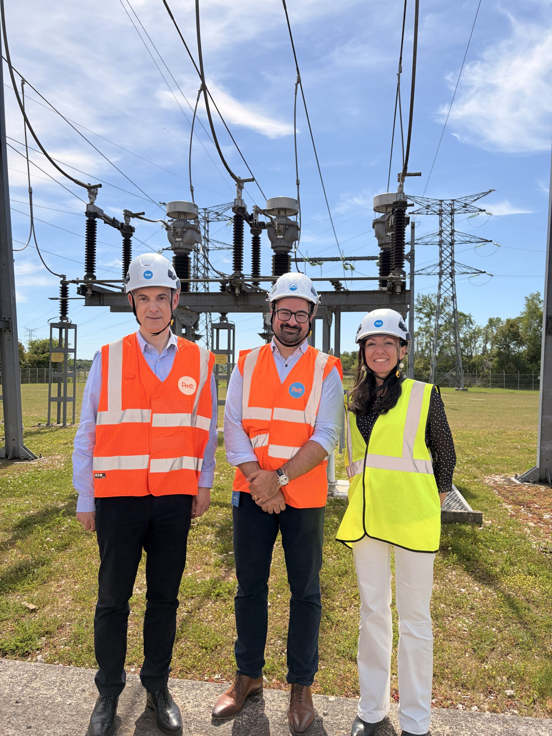 Ligne électrique et pylônes RTE en campagne