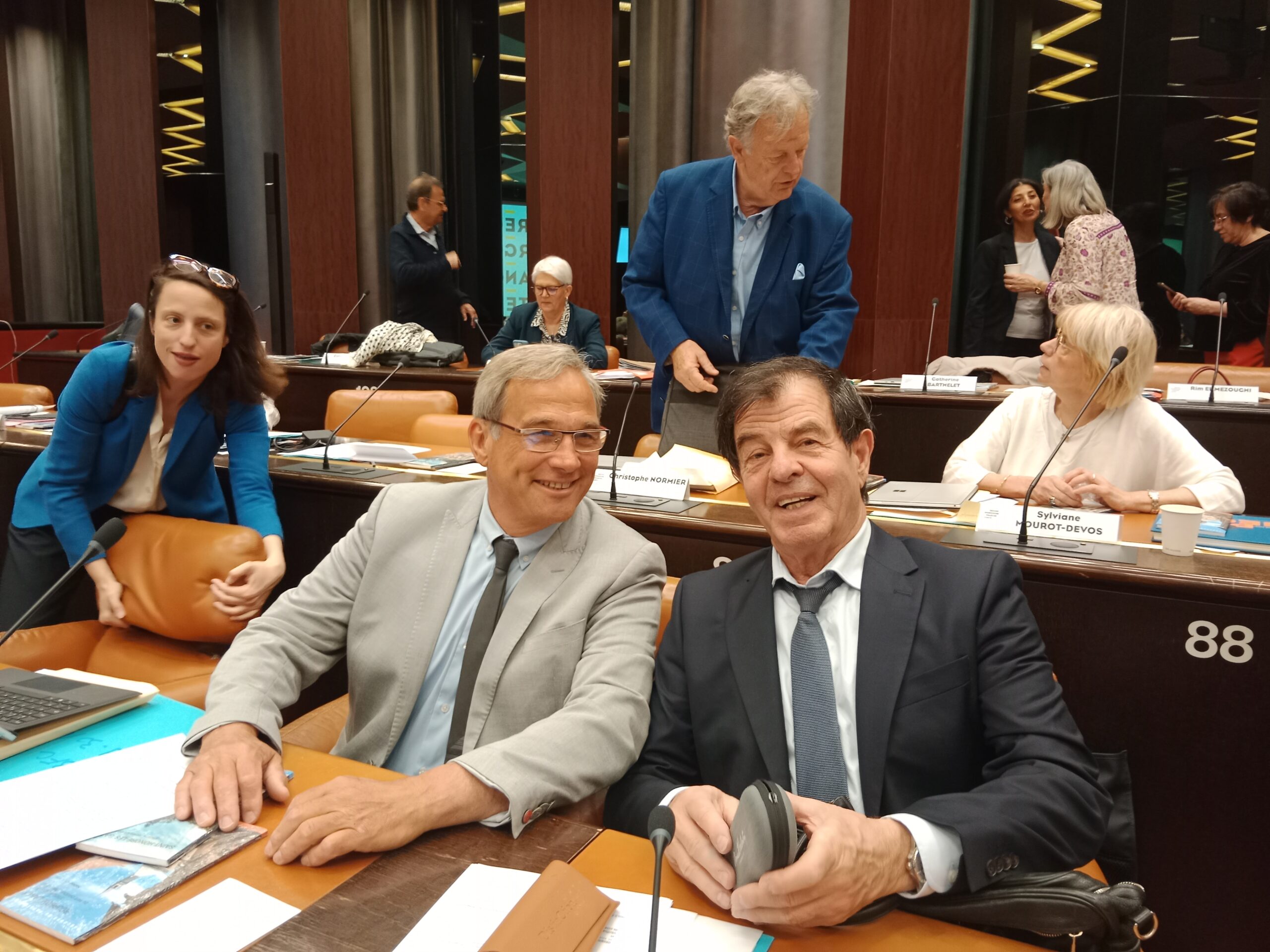 Séance du conseil régional, élus assis en hémicycle