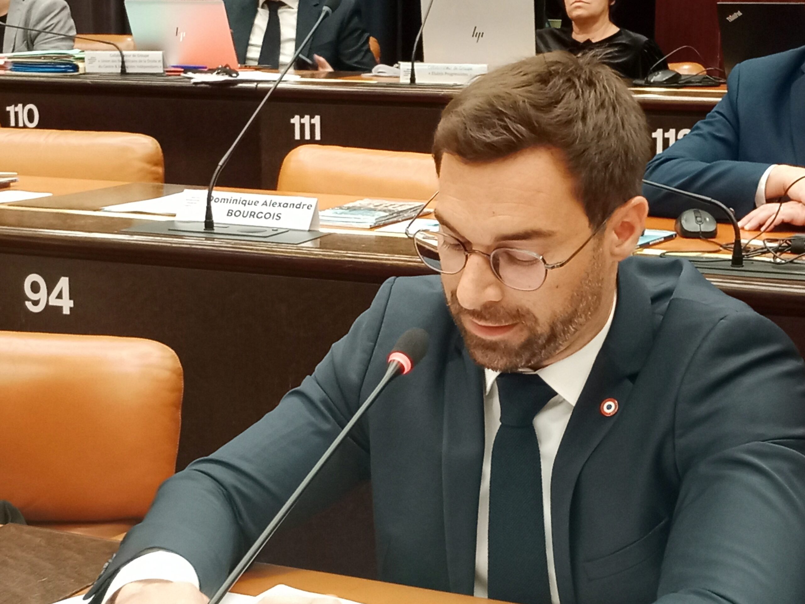 Conseil régional en session, intervenant au pupitre