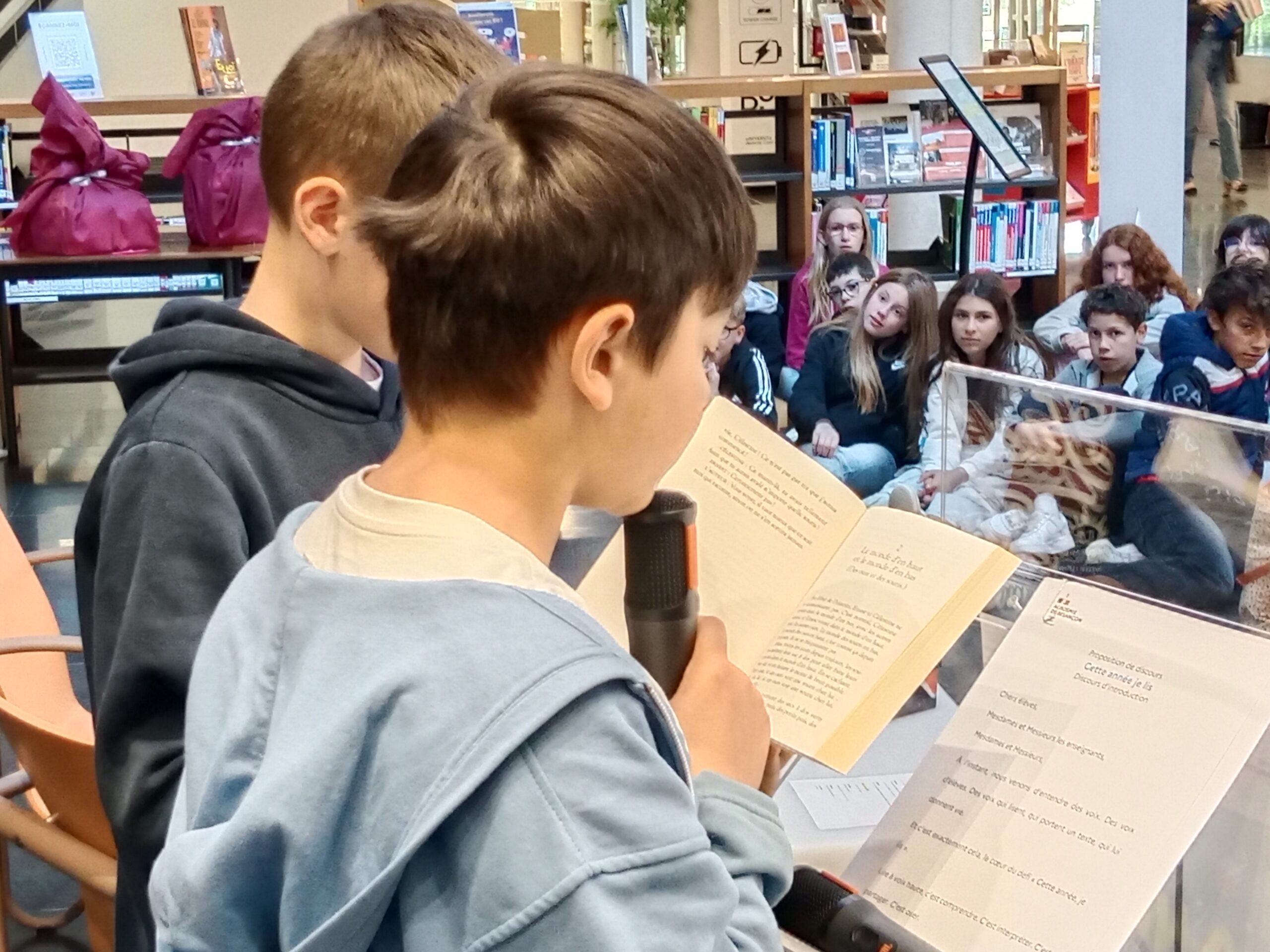 Photo de classe lisant à voix haute en salle
