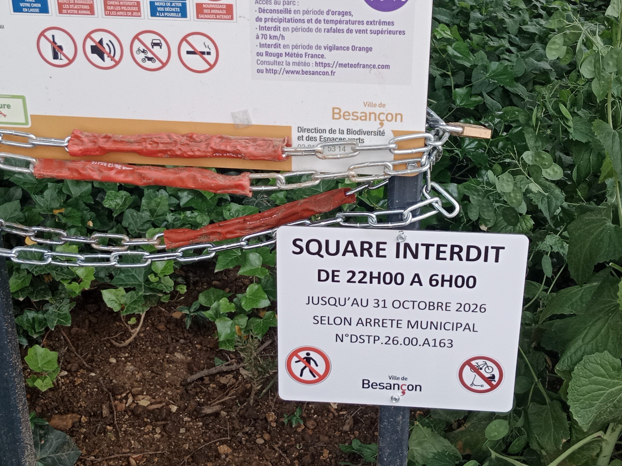 Entrée du square Saint Amour avec chaînes d’accès