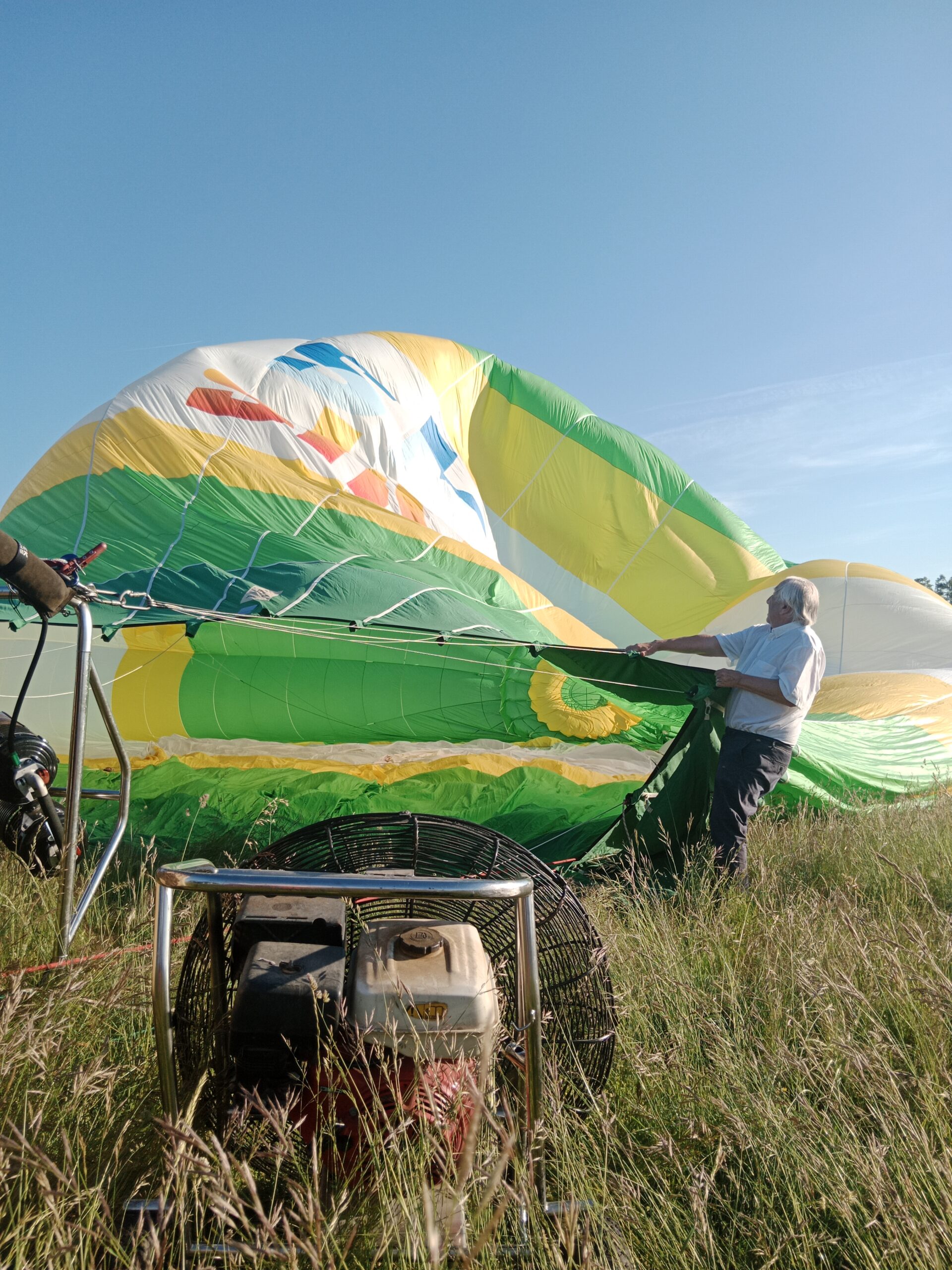 Préparation du ballon à air chaud dans un champ
