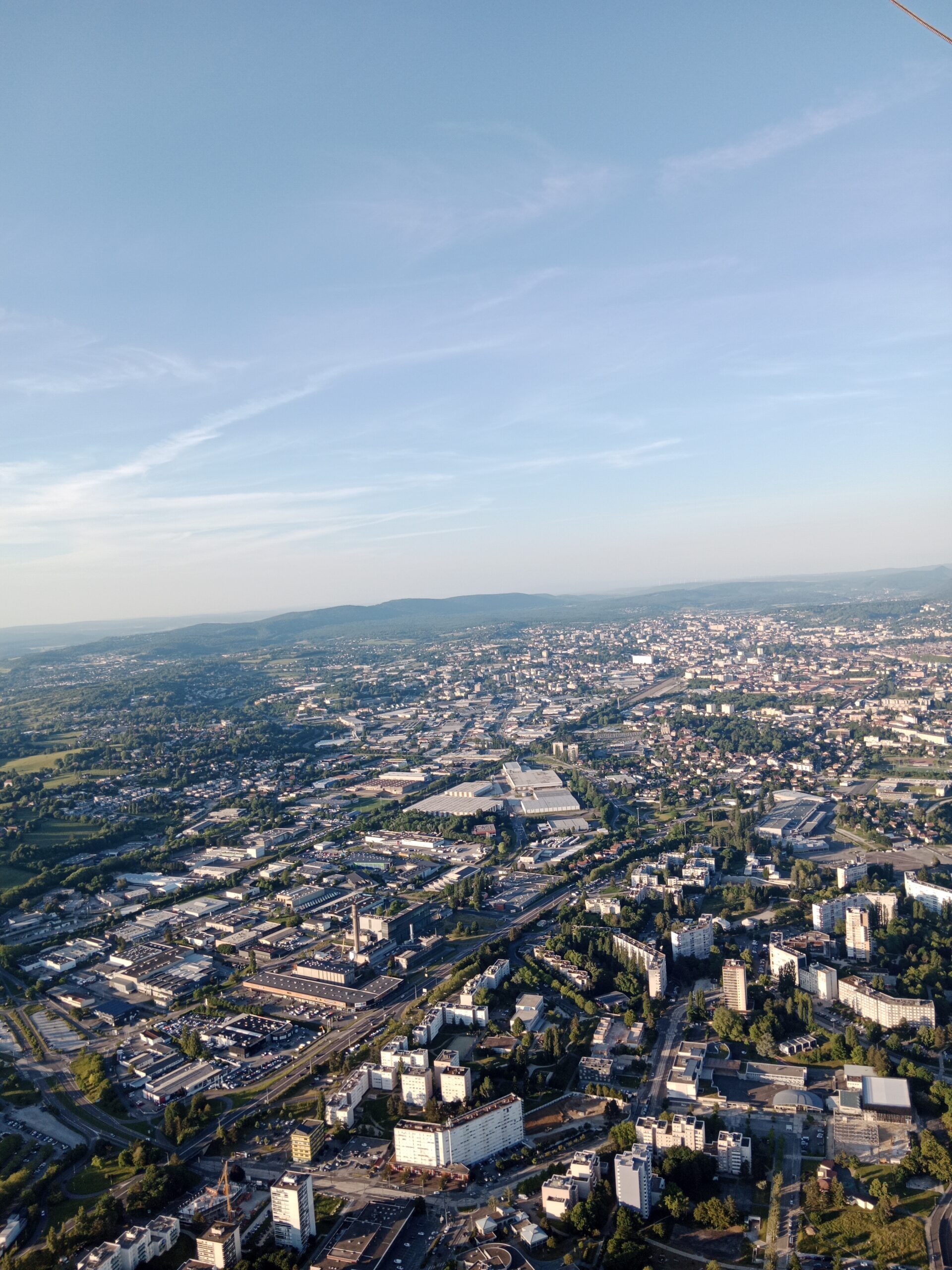 Vue aérienne depuis montgolfière au coucher du soleil